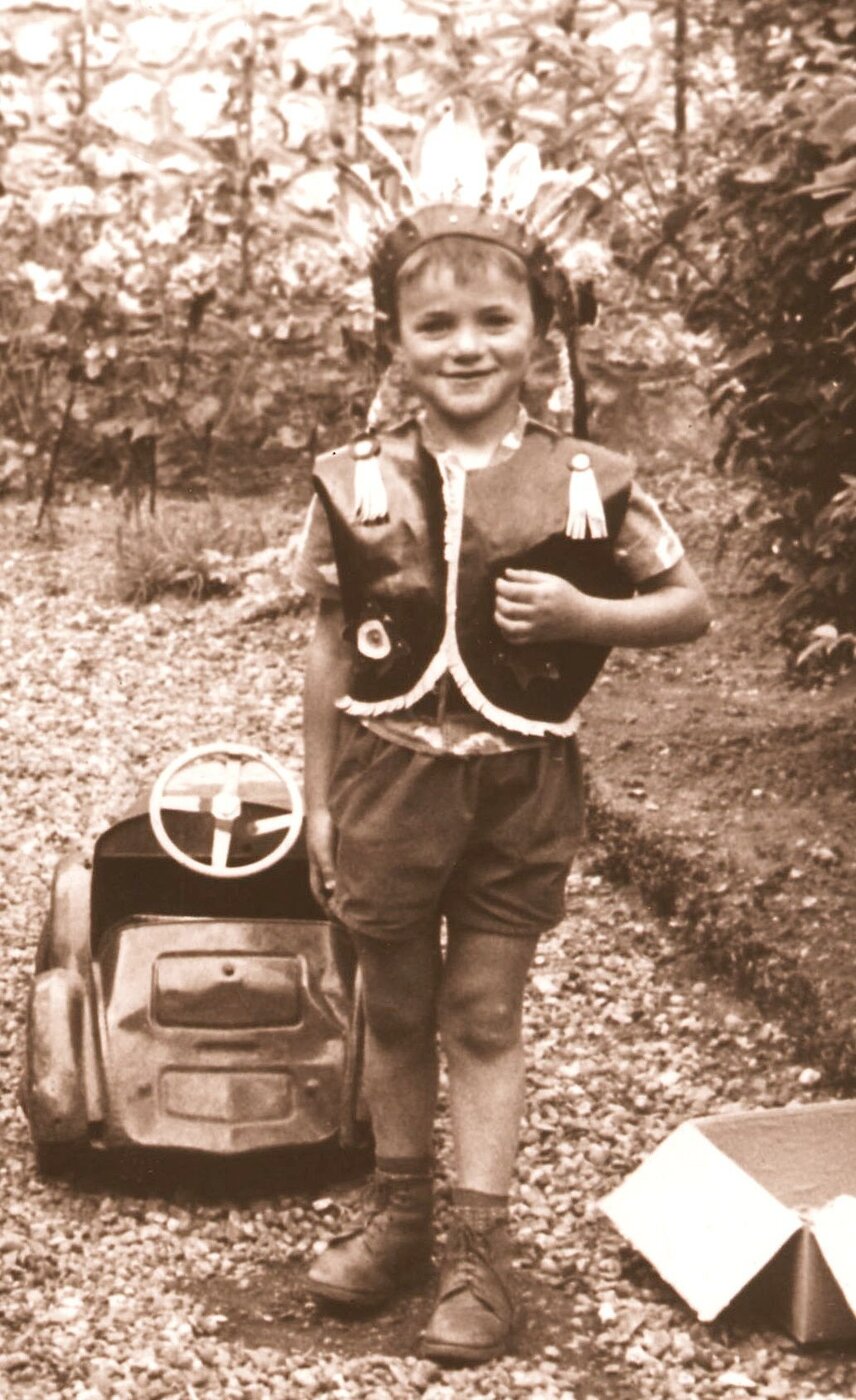 JB petit avec son auto.jpg