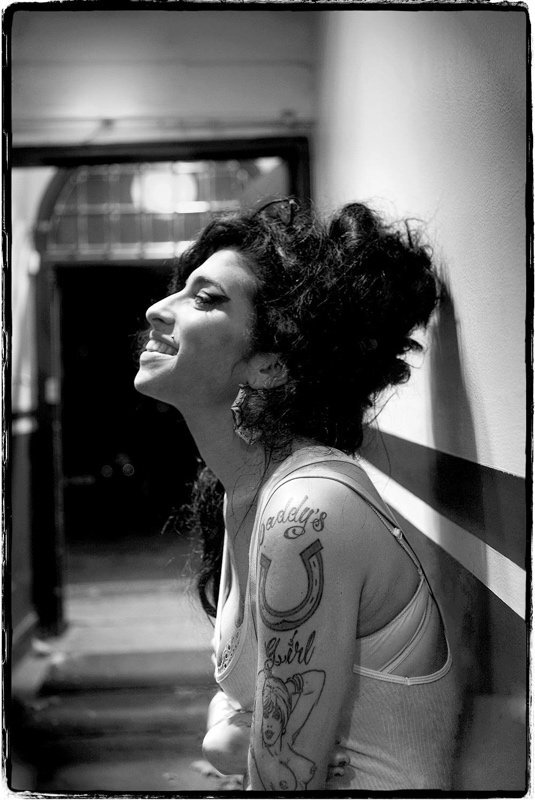 1481782013_AMYWINEHOUSE2.jpg.67724d62946ce96646fa27561d2fe8c3.jpg