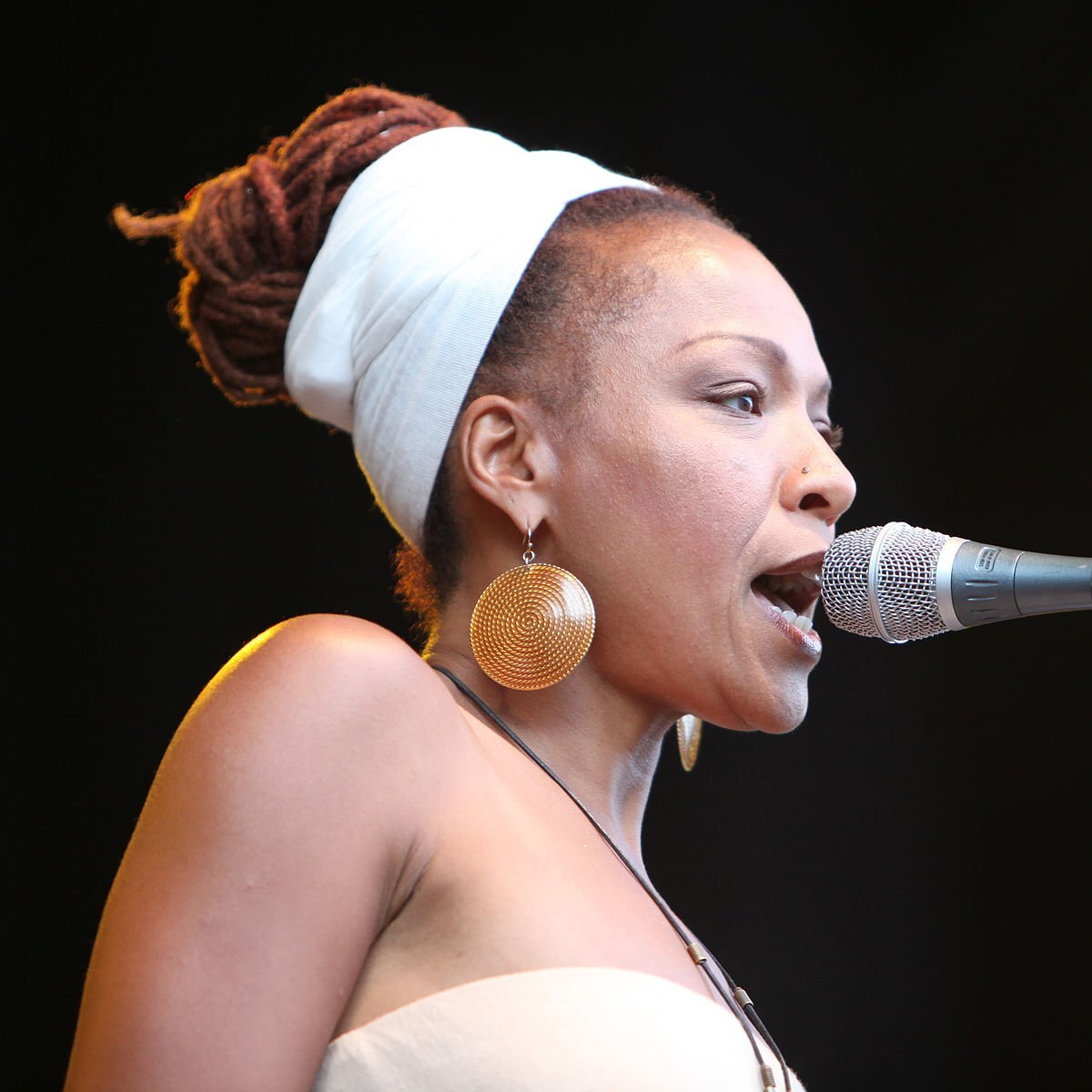 Lisa_Simone_at_Stockholm_Jazz_Fest_2009.jpg.a5d76e9e277680b449f08f218ef0061a.jpg