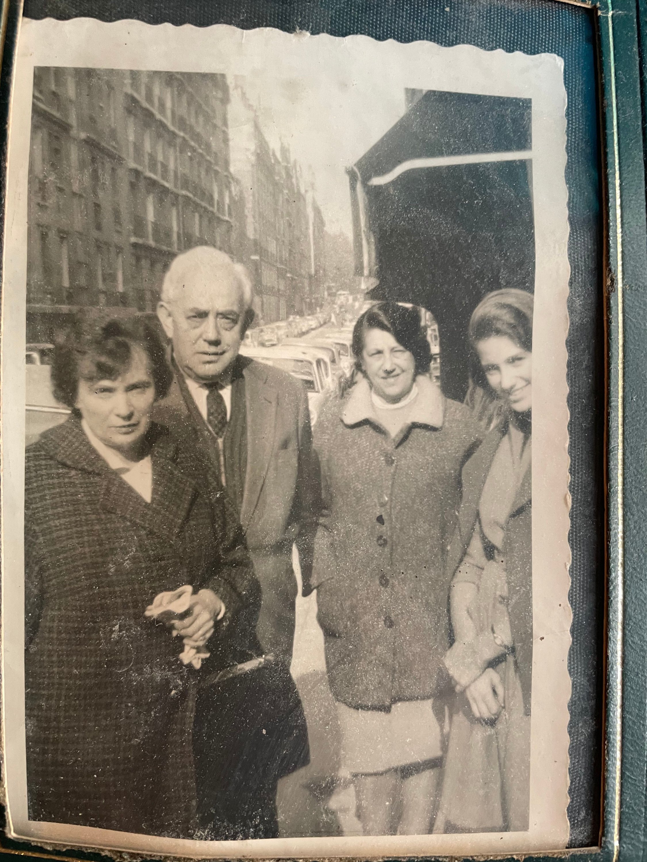 L'oncle (seul rescapé des frères et soeurs de la mère), sa deuxième épouse, la mère et Danièle.jpg