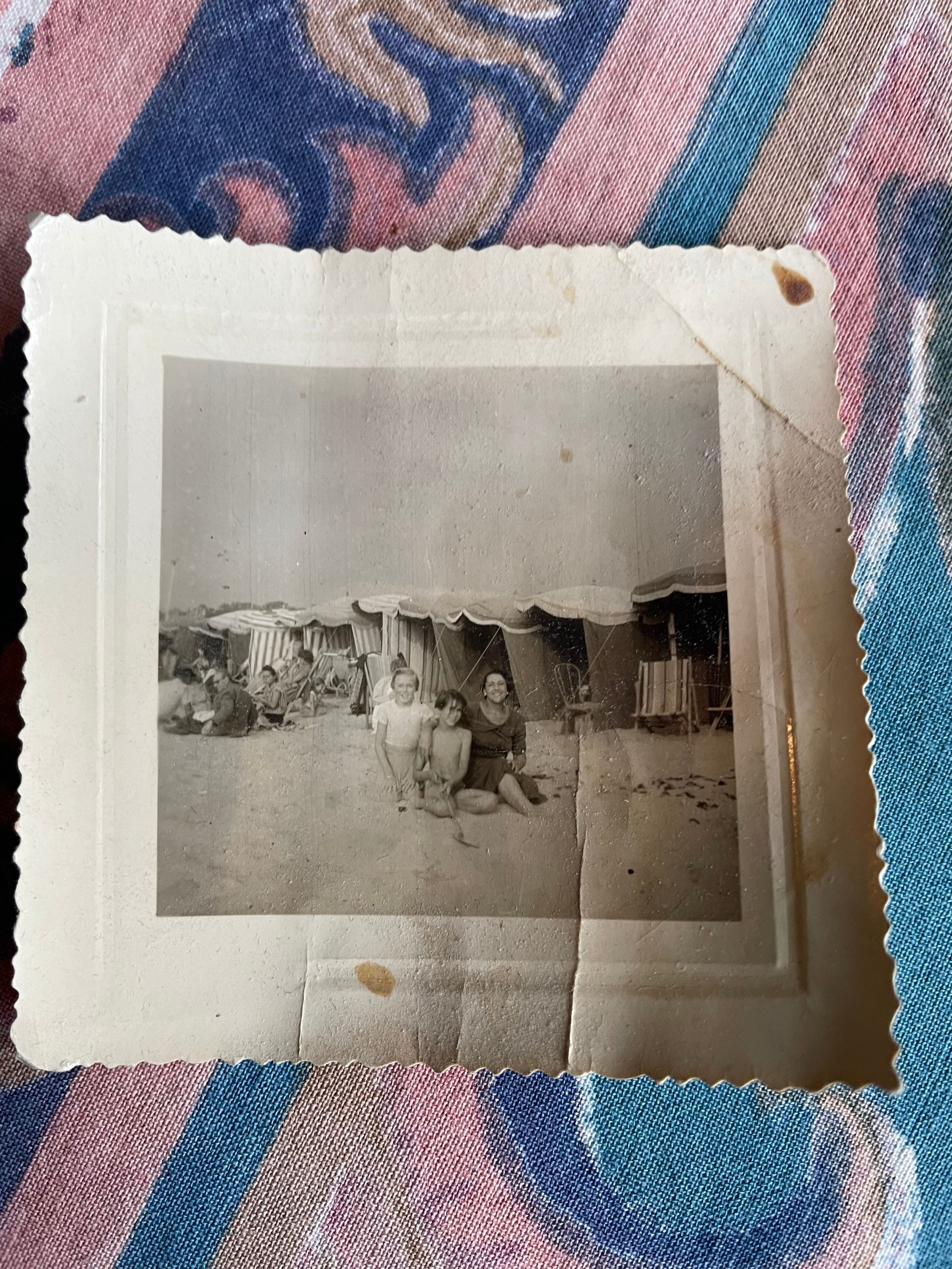 Danièle, sa mère et une cousine en aout 55 à Trouville.jpg